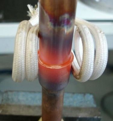 溶接のはんだ付けするろう付けのための25KHZ 380Vの銅管の誘導加熱機械